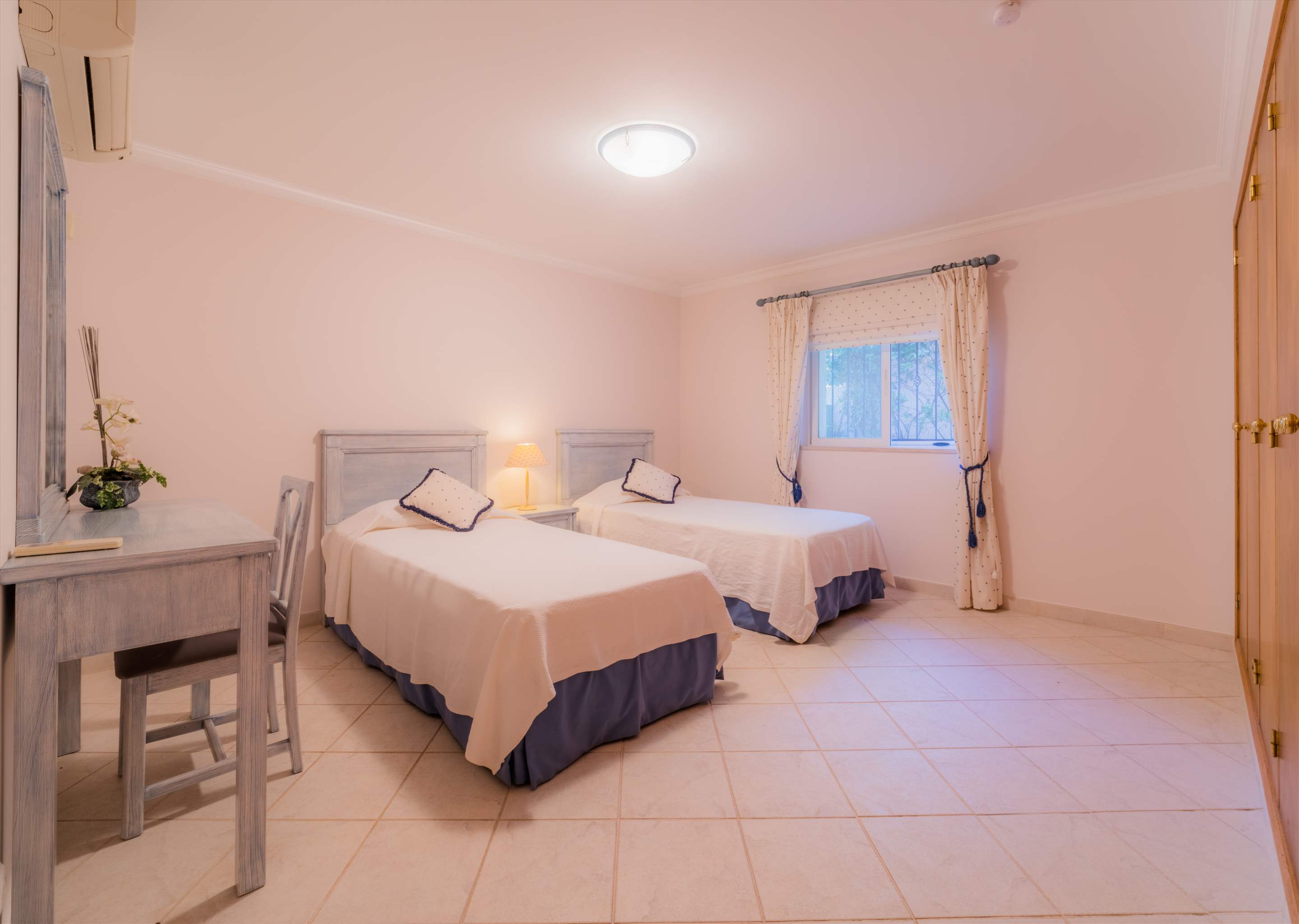 Villa Fleur, 4 bedroom villa in Vale do Lobo, Algarve Photo #17
