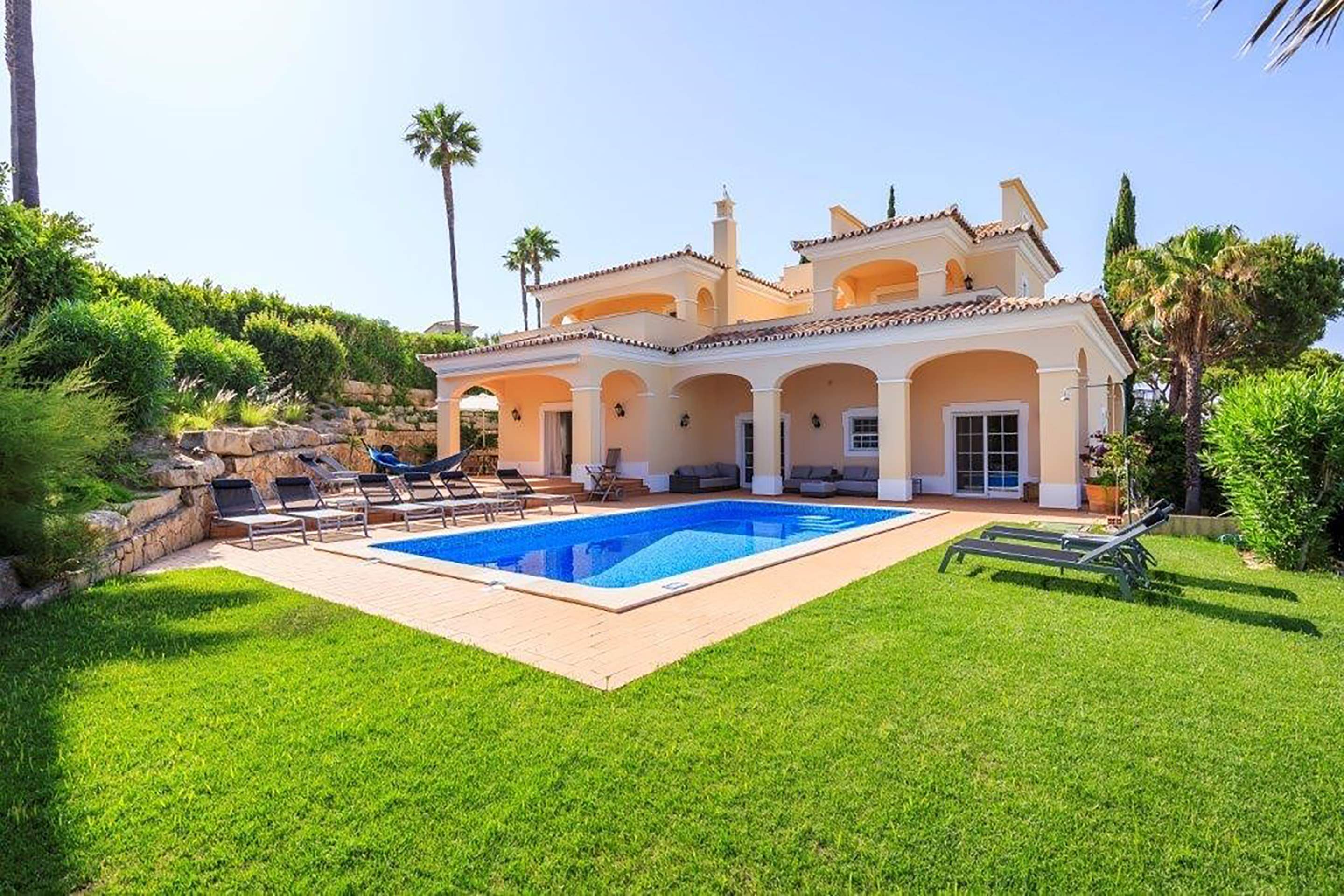 Villa Douro, 5 bedroom villa in Dunas Douradas, Algarve