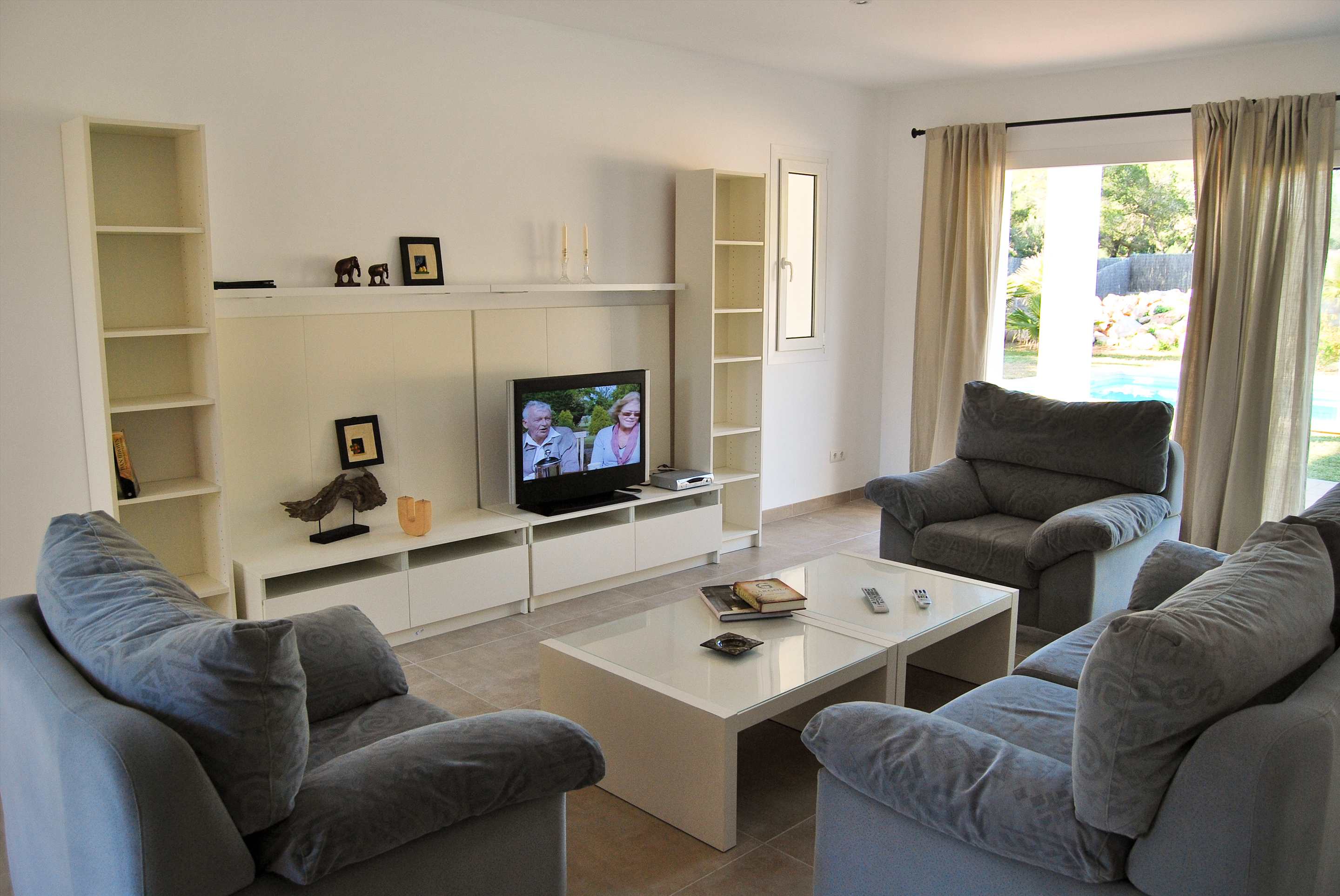 Fonda 3, 4 bedroom villa in Cala d'Or , Majorca Photo #8