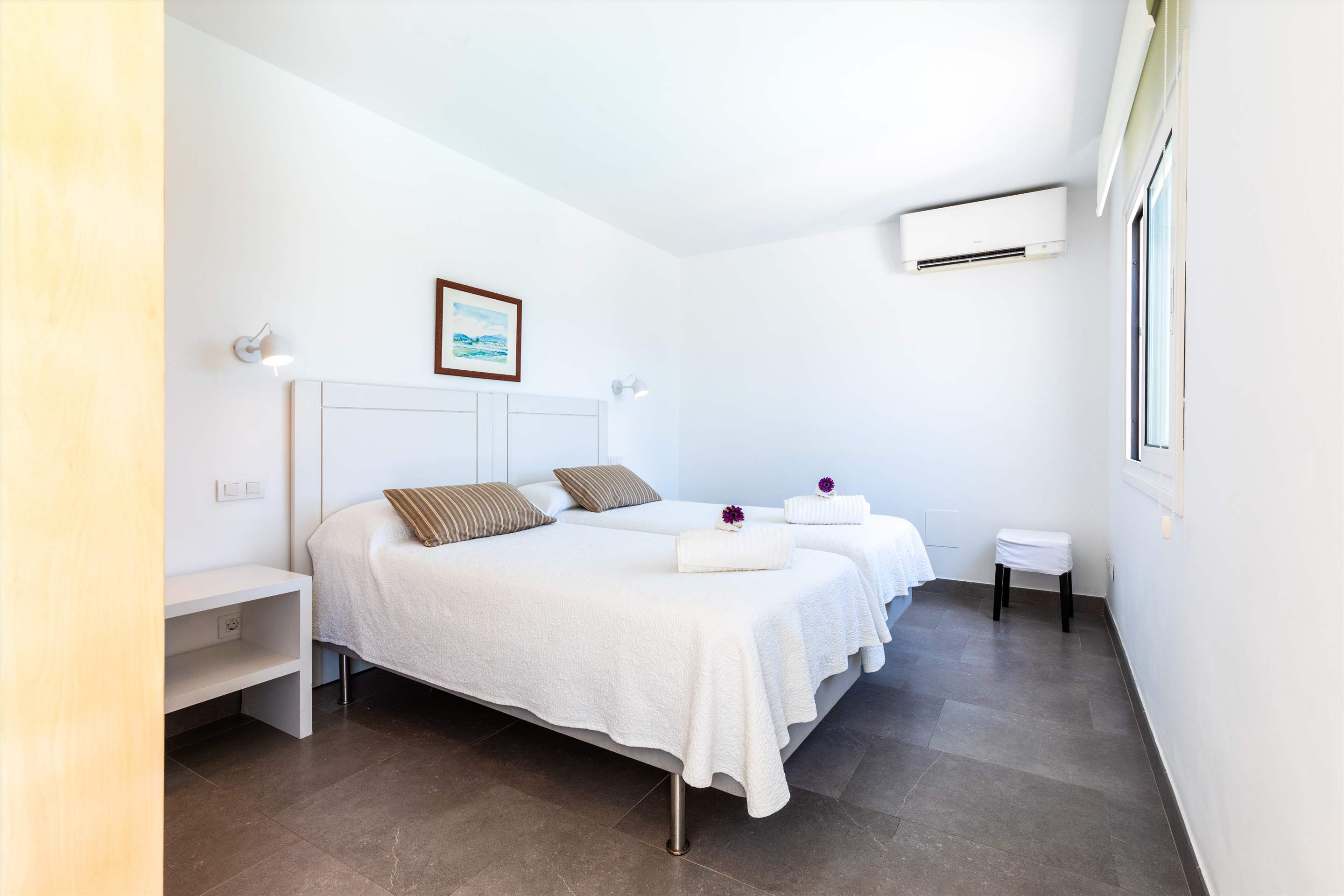 Villa Daria, 4 bedroom villa in Cala d'Or , Majorca Photo #19