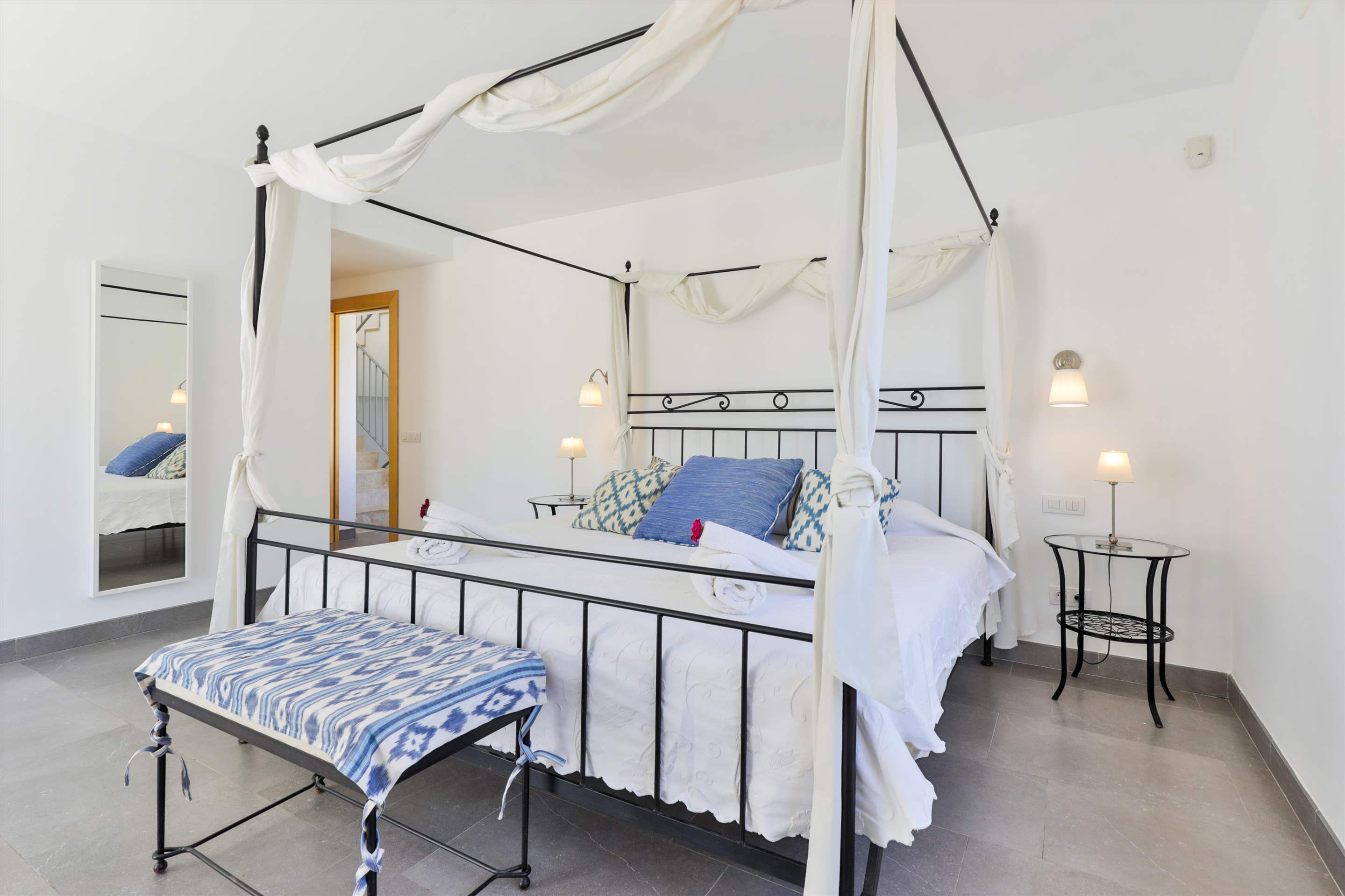 Villa Daria, 4 bedroom villa in Cala d'Or , Majorca Photo #23