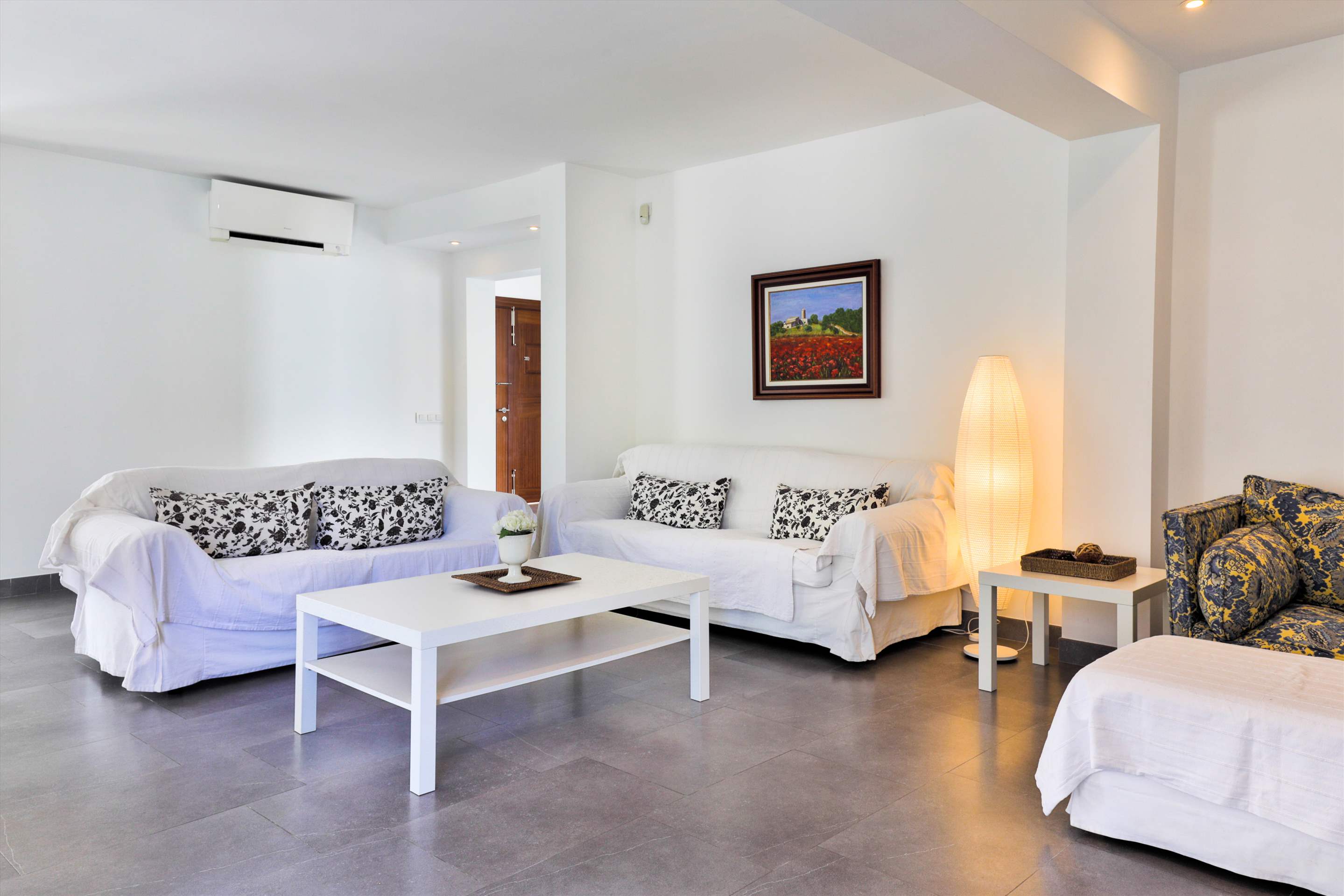 Villa Daria, 4 bedroom villa in Cala d'Or , Majorca Photo #5