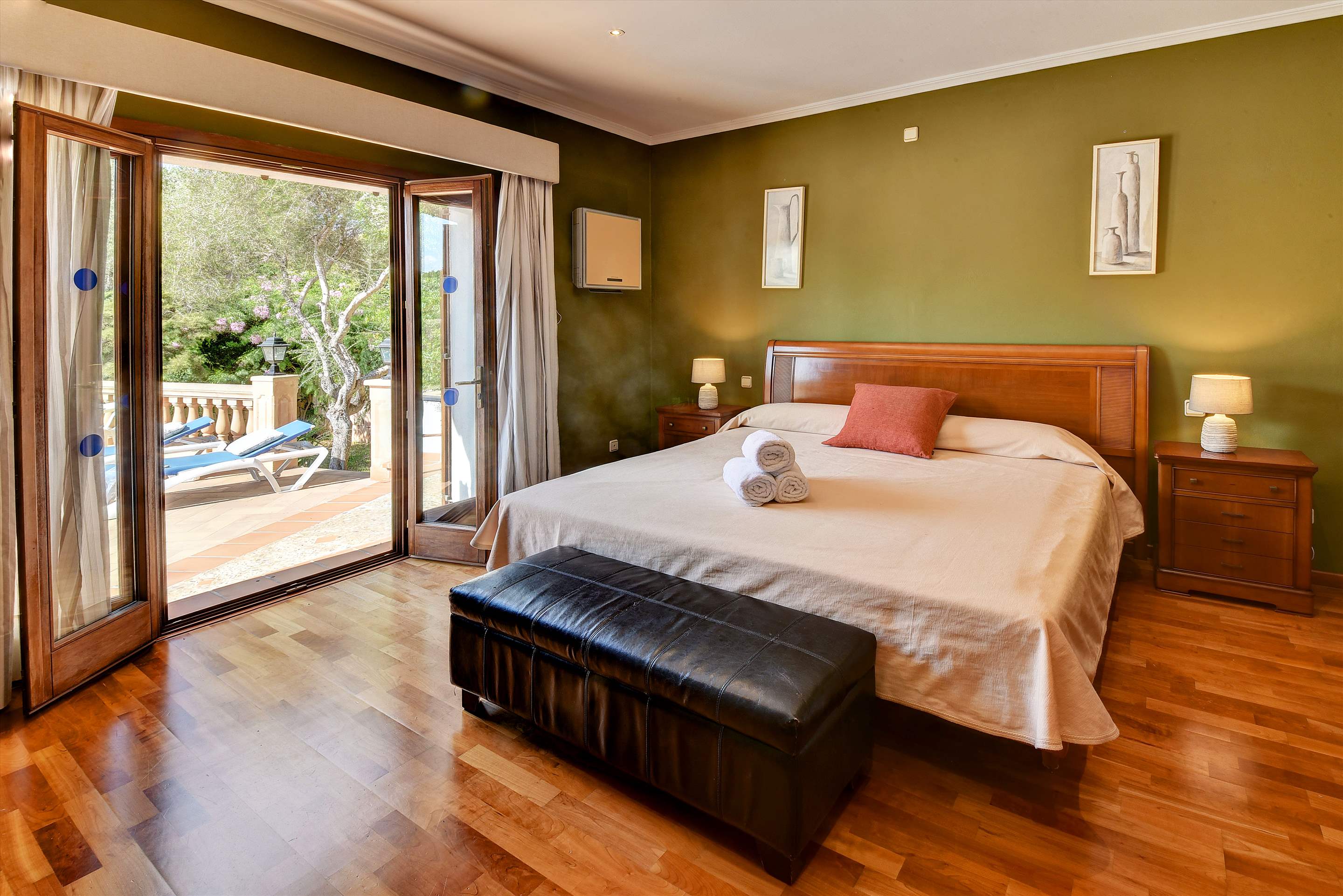 Villa Marta, 5 bedroom villa in Cala d'Or , Majorca Photo #16