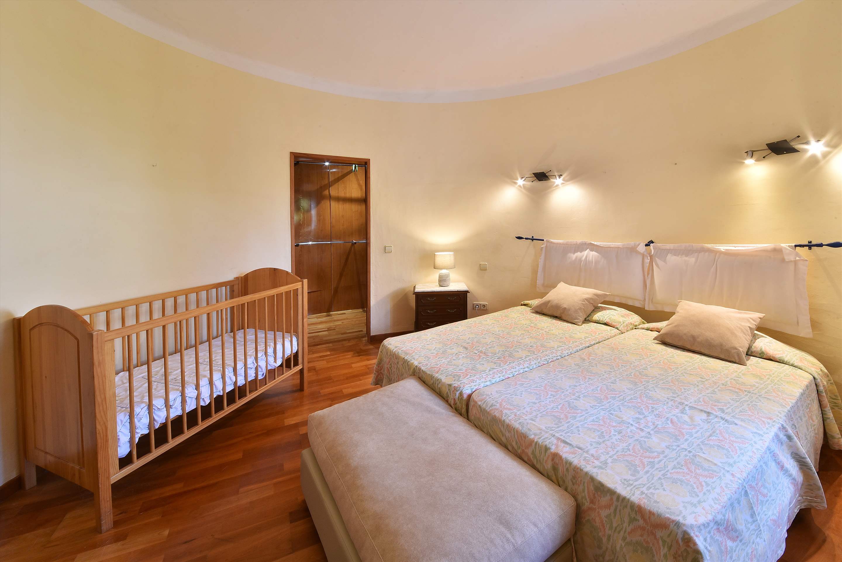 Villa Marta, 5 bedroom villa in Cala d'Or , Majorca Photo #19