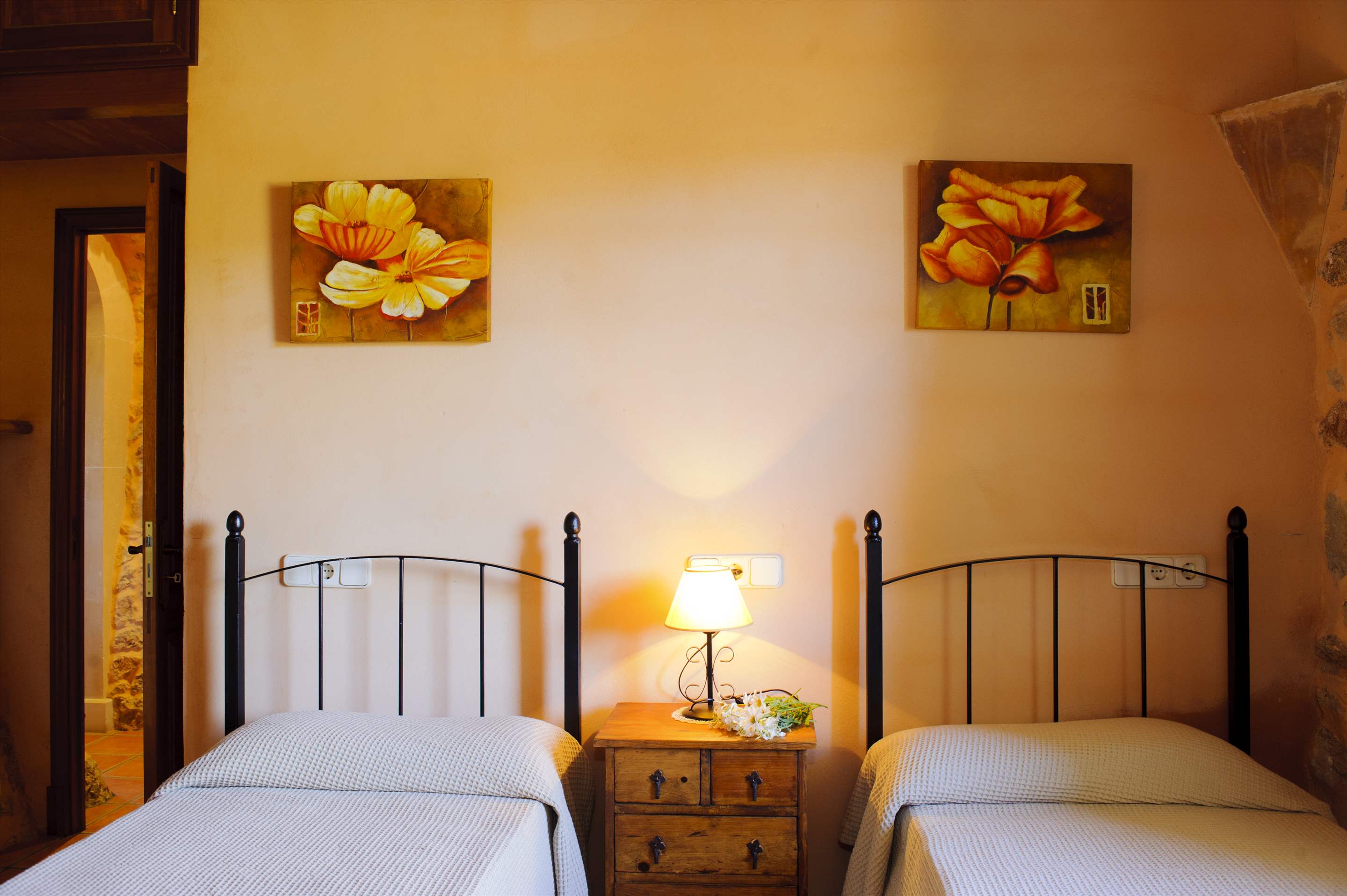 Alou, 2 bedroom villa in Cala d'Or , Majorca Photo #14
