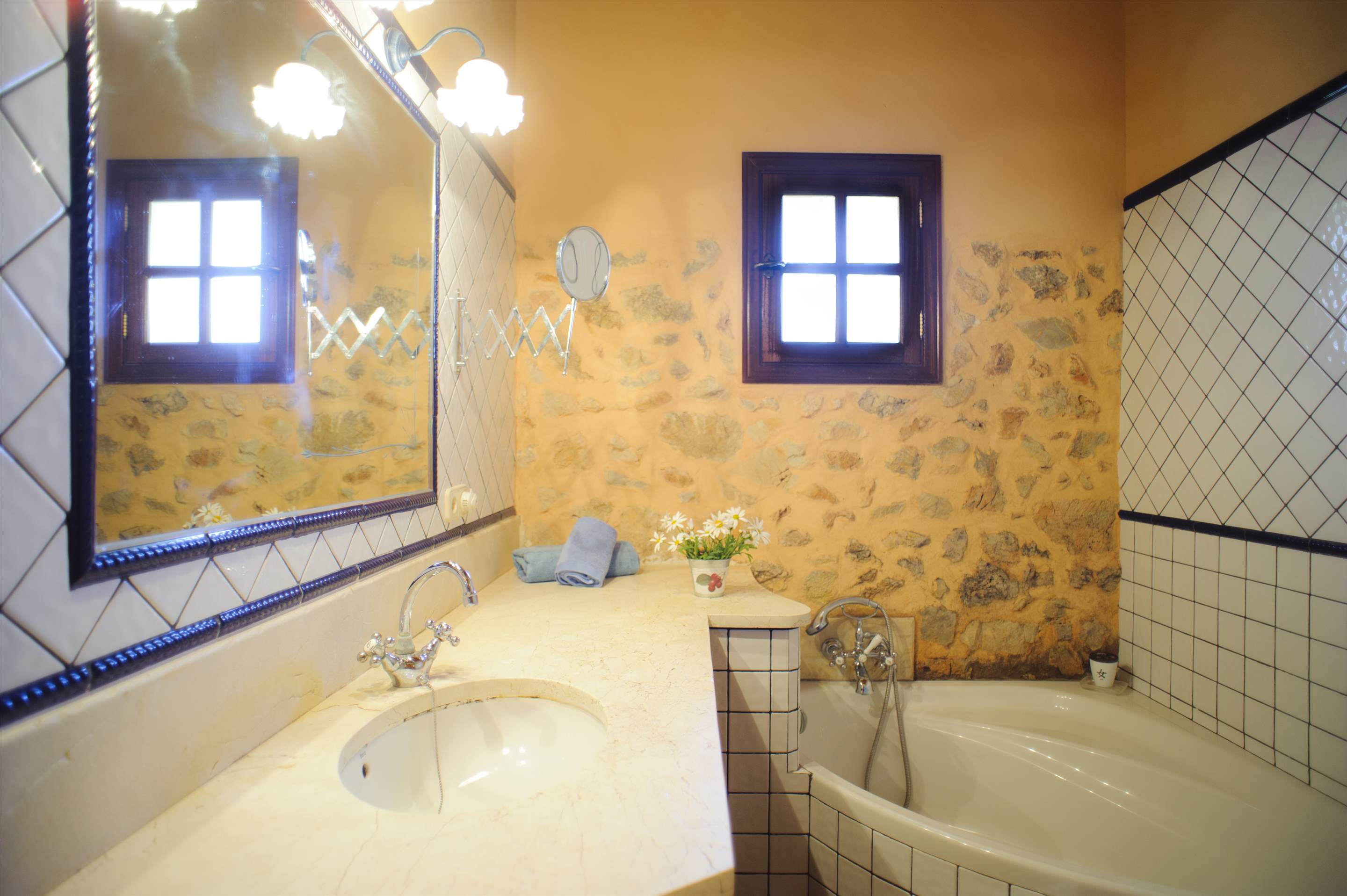 Alou, 2 bedroom villa in Cala d'Or , Majorca Photo #16