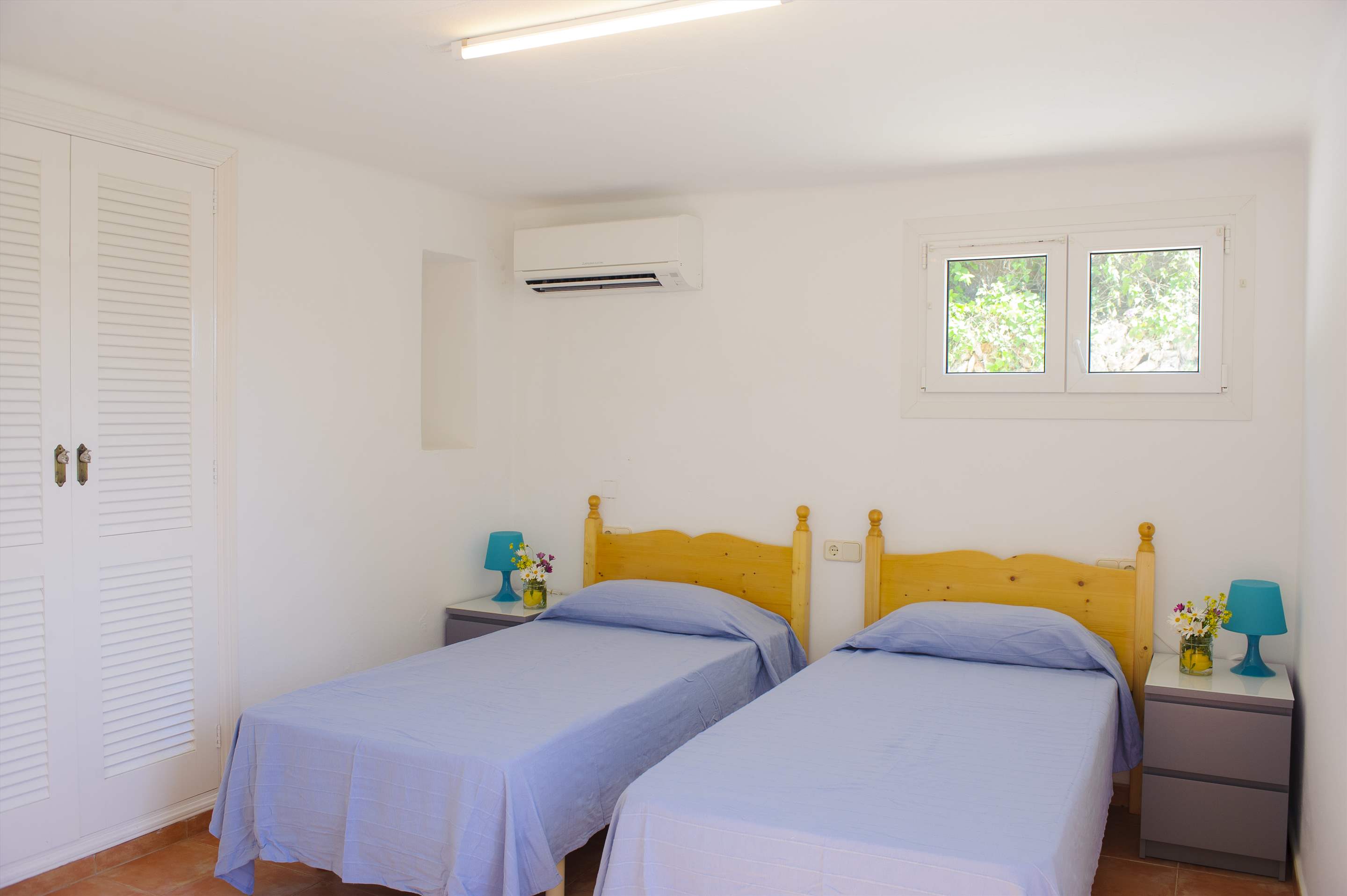 Bahia D'or 15, 7 bedroom villa in Cala d'Or , Majorca Photo #24