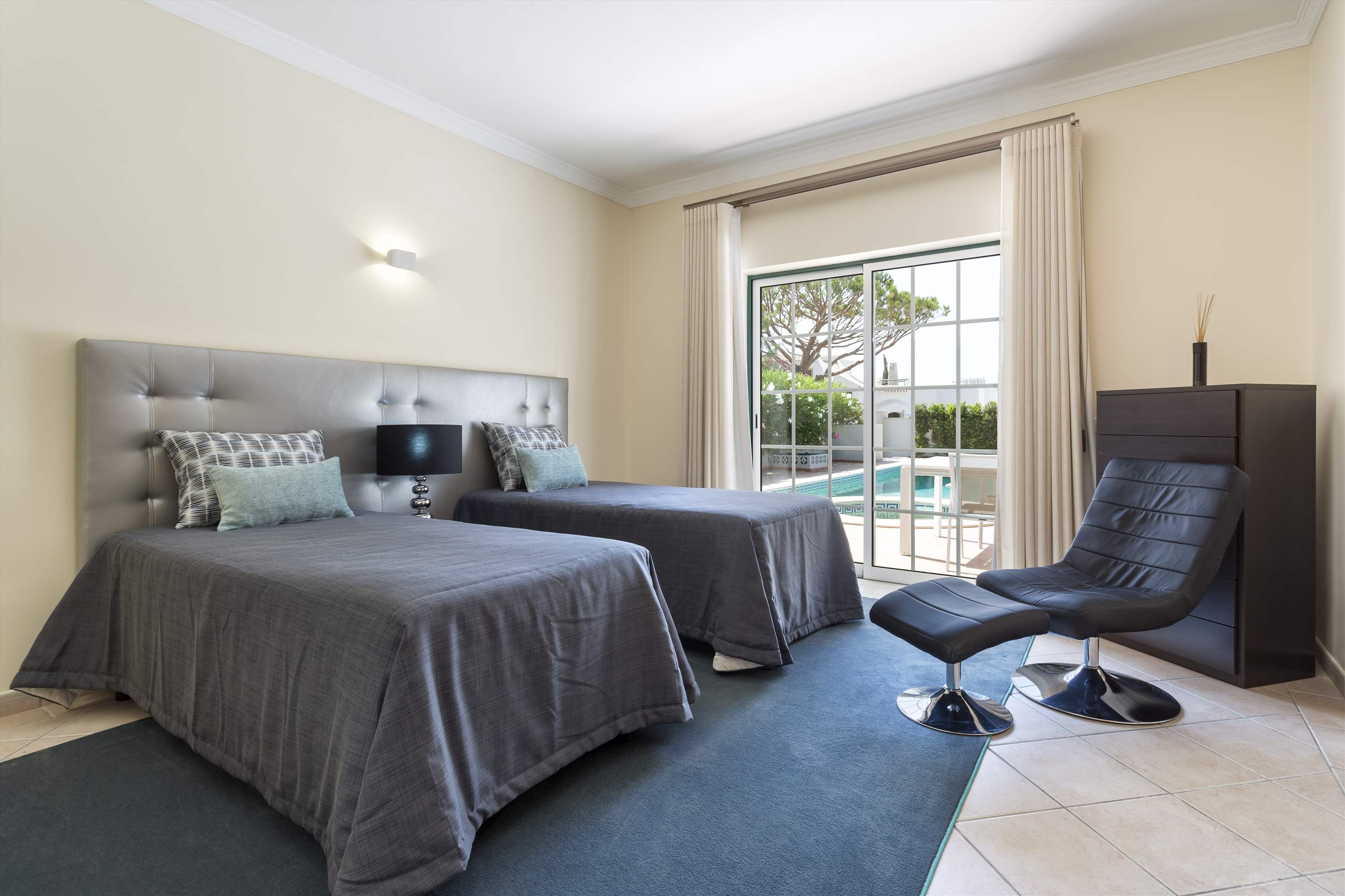 Villa Helena, 4 bedroom villa in Quinta do Lago, Algarve Photo #16