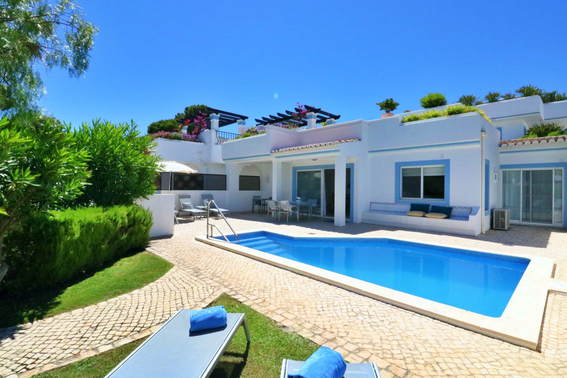 Four Seasons Fairways 2 Bed Hillside Apartment, Thursday Arrival, 2 bedroom villa in Four Seasons Fairways, Algarve