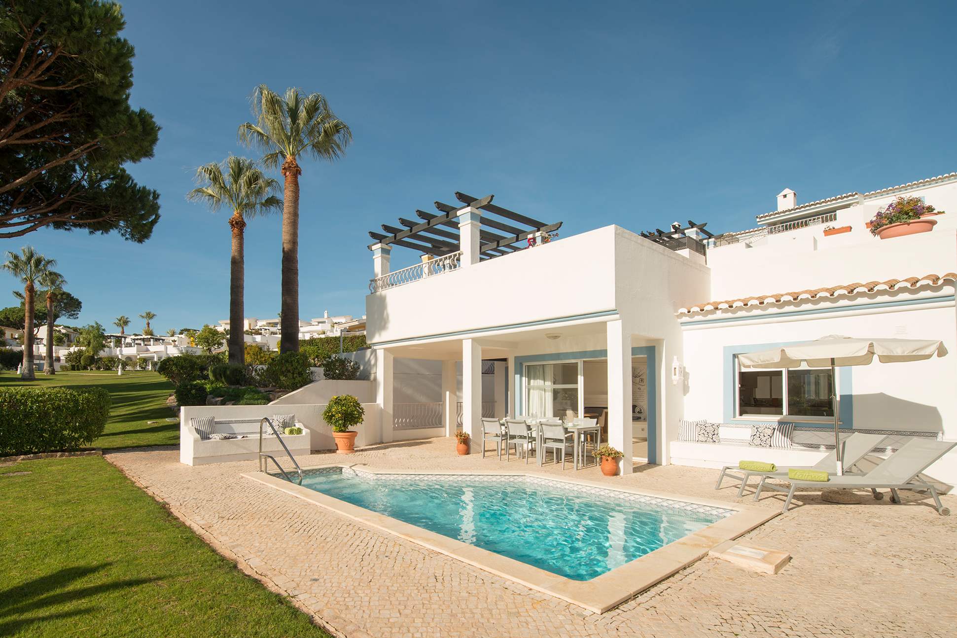 Four Seasons Fairways 3 Bed Hillside Apartment, Thursday Arrival, 3 bedroom villa in Four Seasons Fairways, Algarve