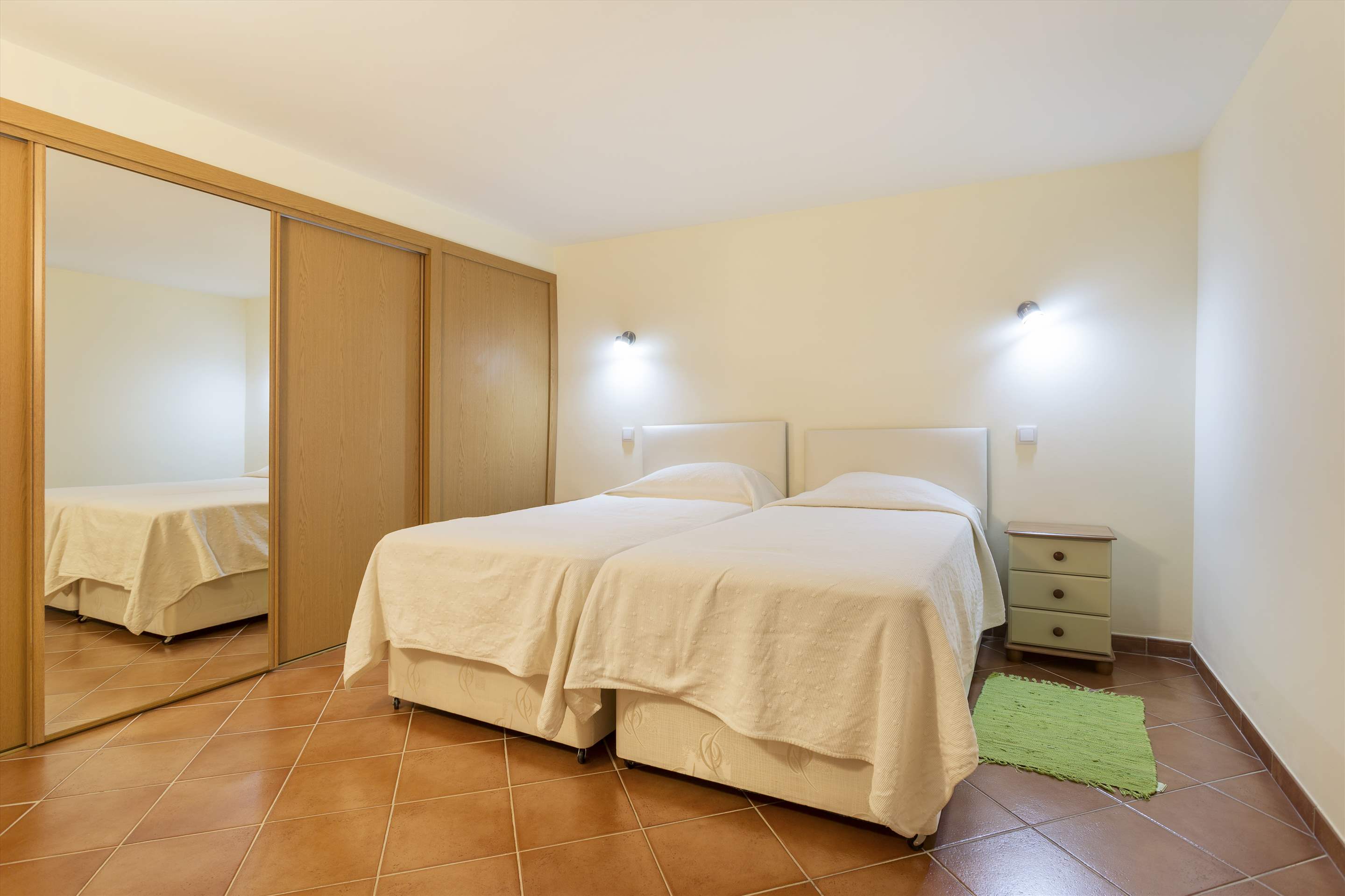Villa Layla, 4 bedroom villa in Quinta do Lago, Algarve Photo #16
