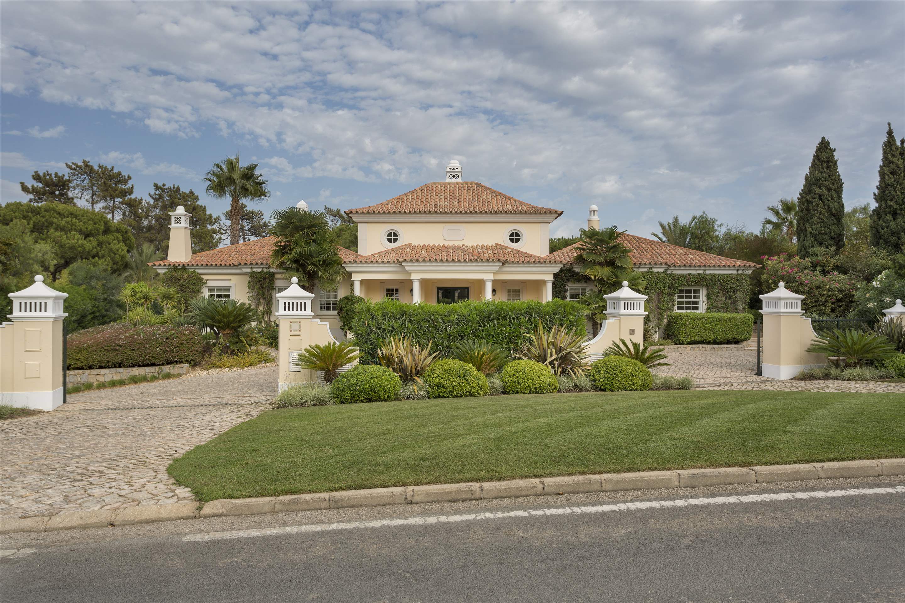 Villa Blossom, 5 bedroom villa in Quinta do Lago, Algarve Photo #9