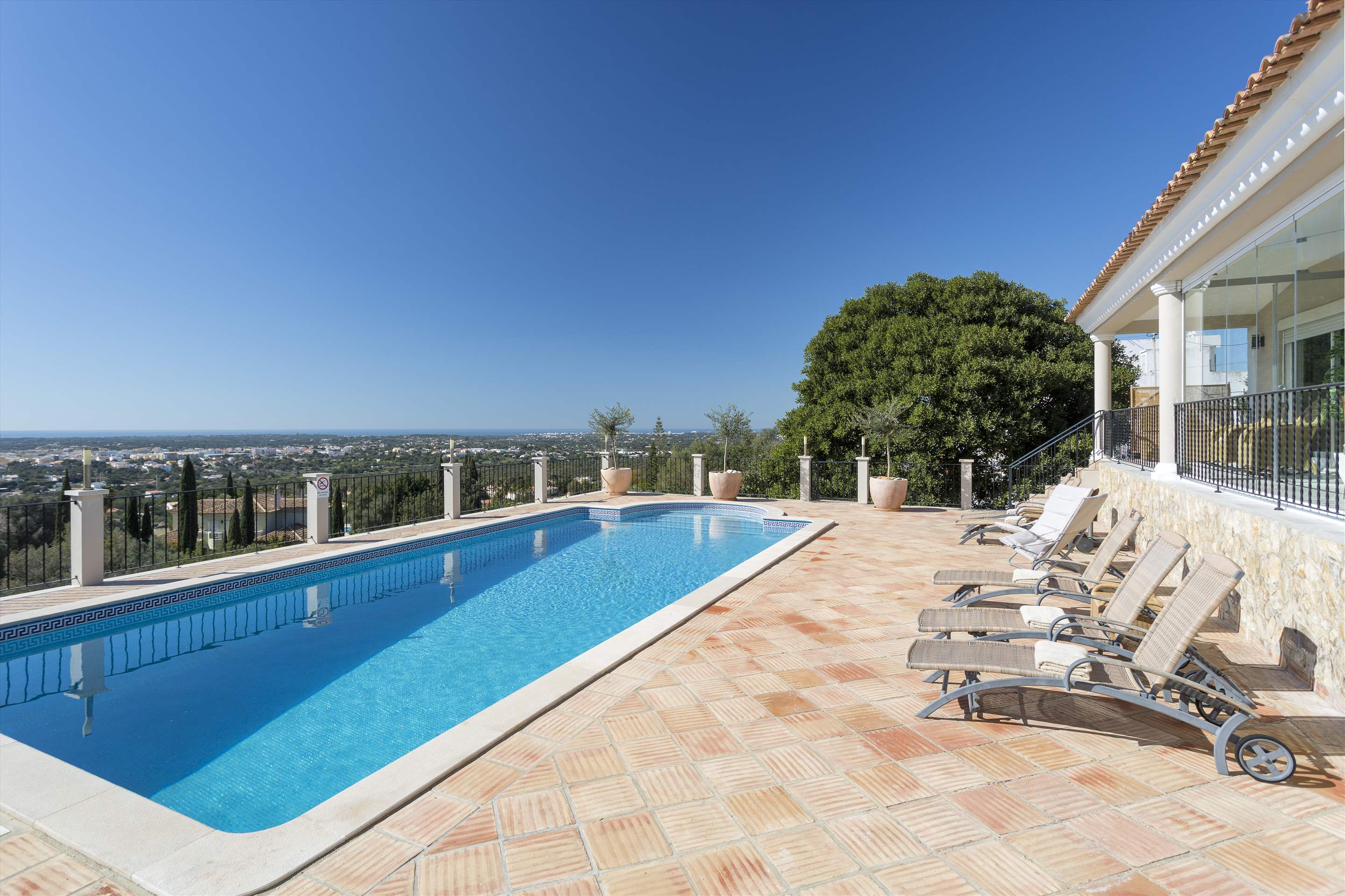 Villa Vista Dourada, 4 bedroom villa in Quinta do Lago, Algarve Photo #2