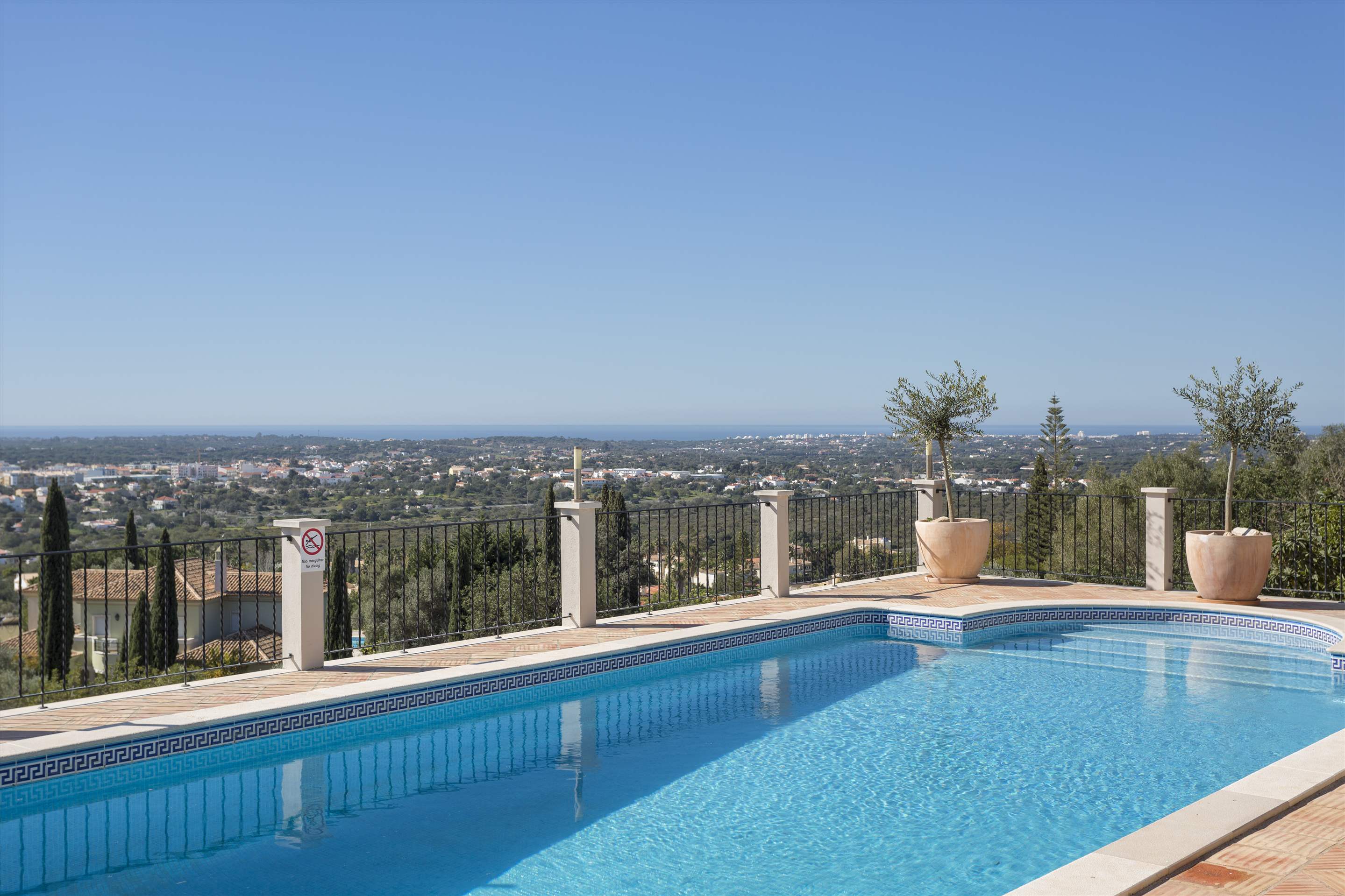 Villa Vista Dourada, 4 bedroom villa in Quinta do Lago, Algarve Photo #22