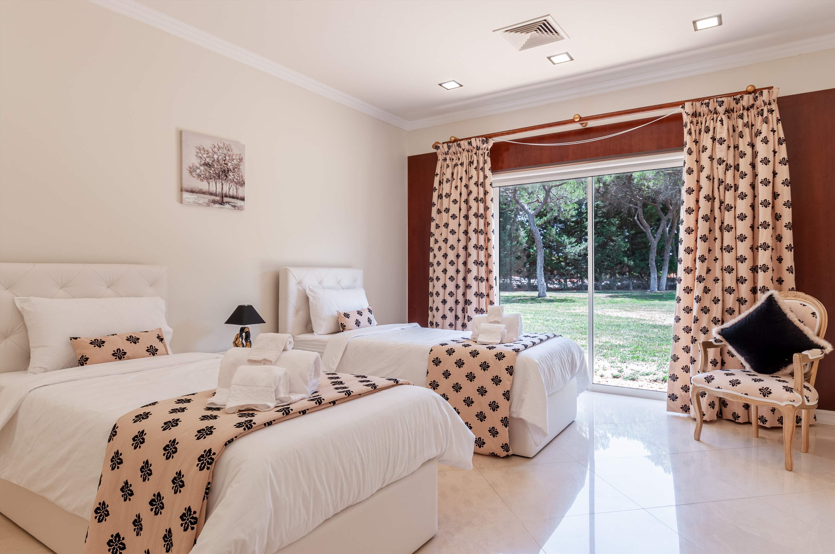 27 Pinhal Velho, 7 bedrooms rate, 7 bedroom villa in Vilamoura Area, Algarve Photo #17