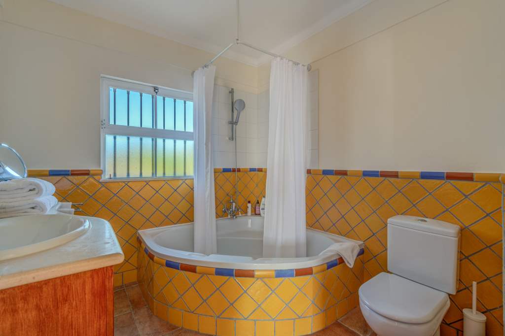 Villa Netuno, 12 Persons Rate, 2 extra persons on sofa bed, 5 bedroom villa in Algarve Countryside, Algarve Photo #24