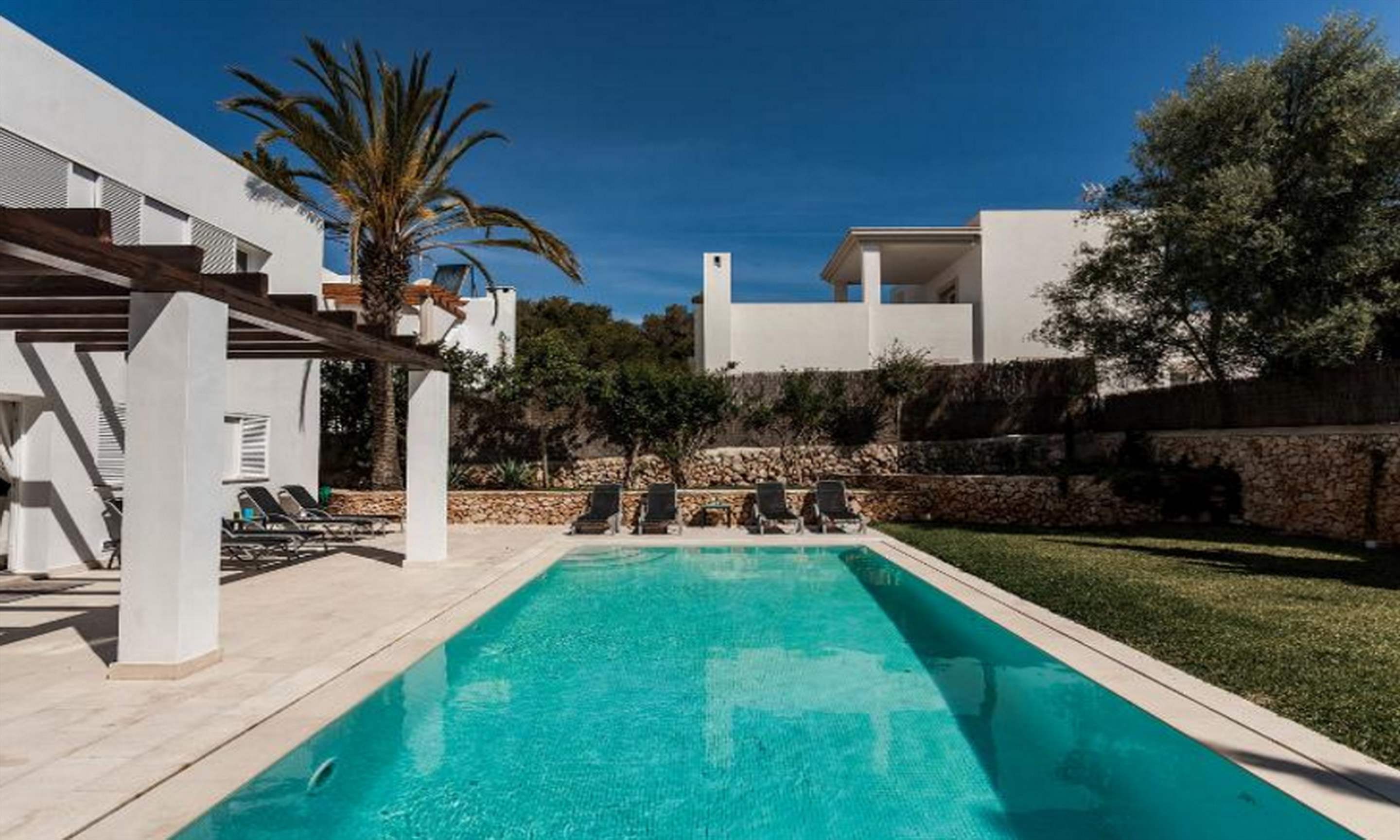 Villa Paraiso, 4 bedroom villa in Cala d'Or , Majorca Photo #3