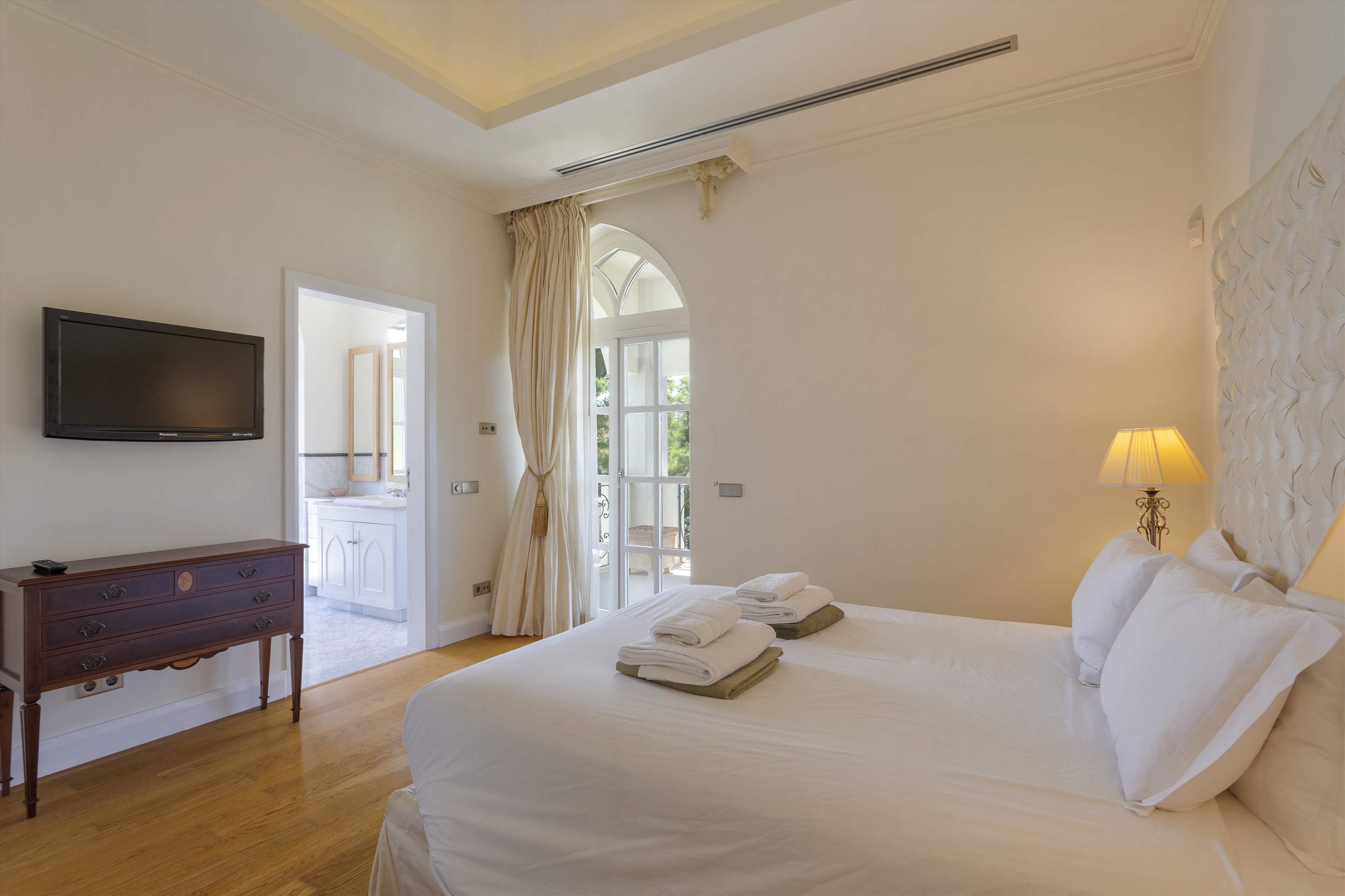 Villa Charm, 6 bedroom villa in Quinta do Lago, Algarve Photo #16