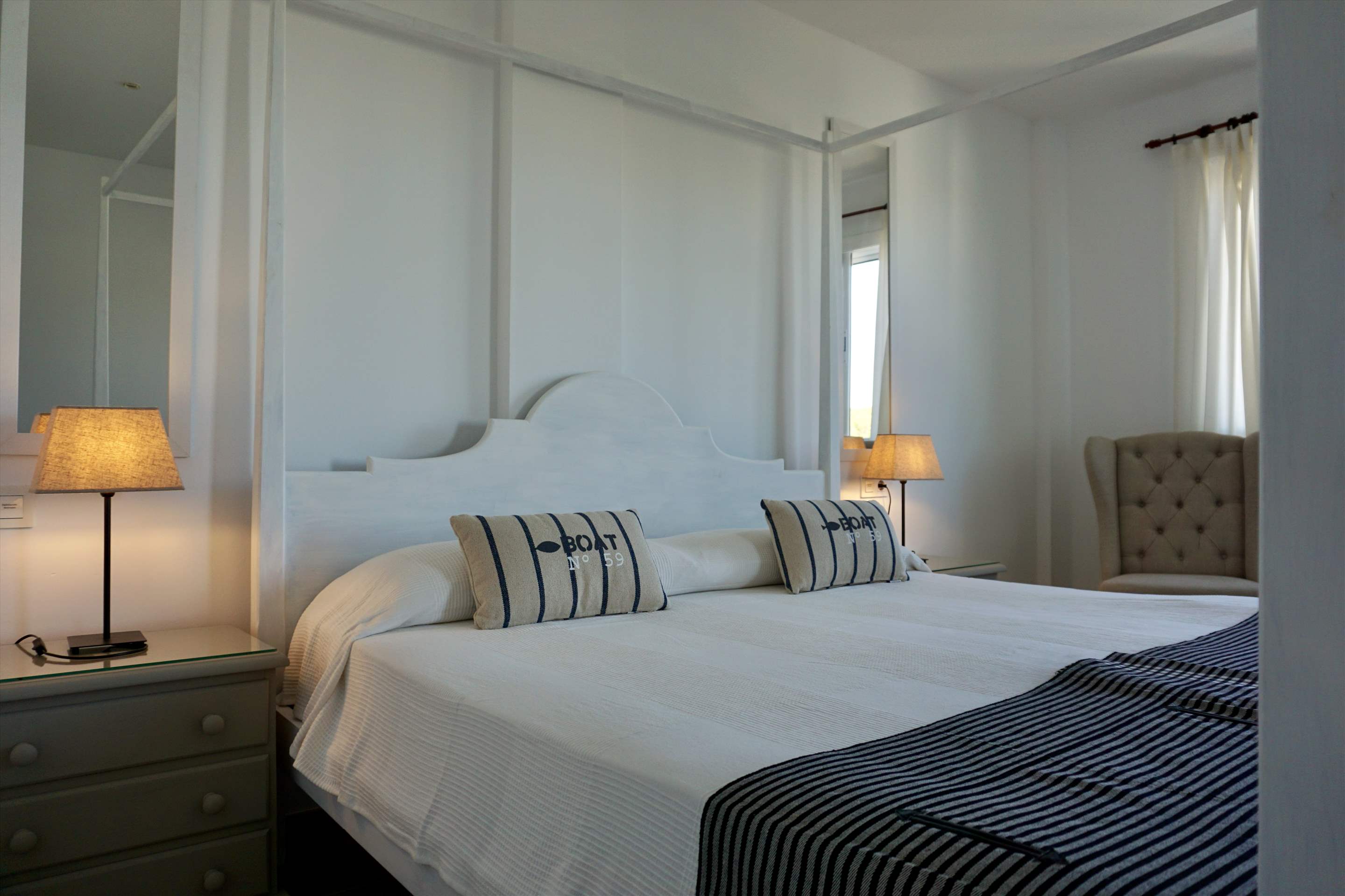 Villa Riviera, 4 bedroom villa in Cala d'Or , Majorca Photo #16