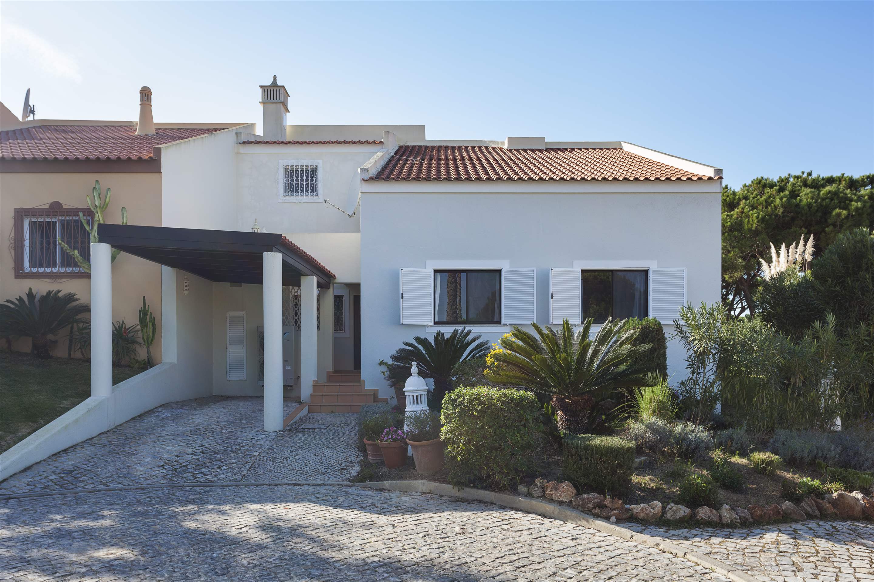 Villa Cascata, 3 Bedroom Rental, 3 bedroom villa in Vale do Lobo, Algarve Photo #15