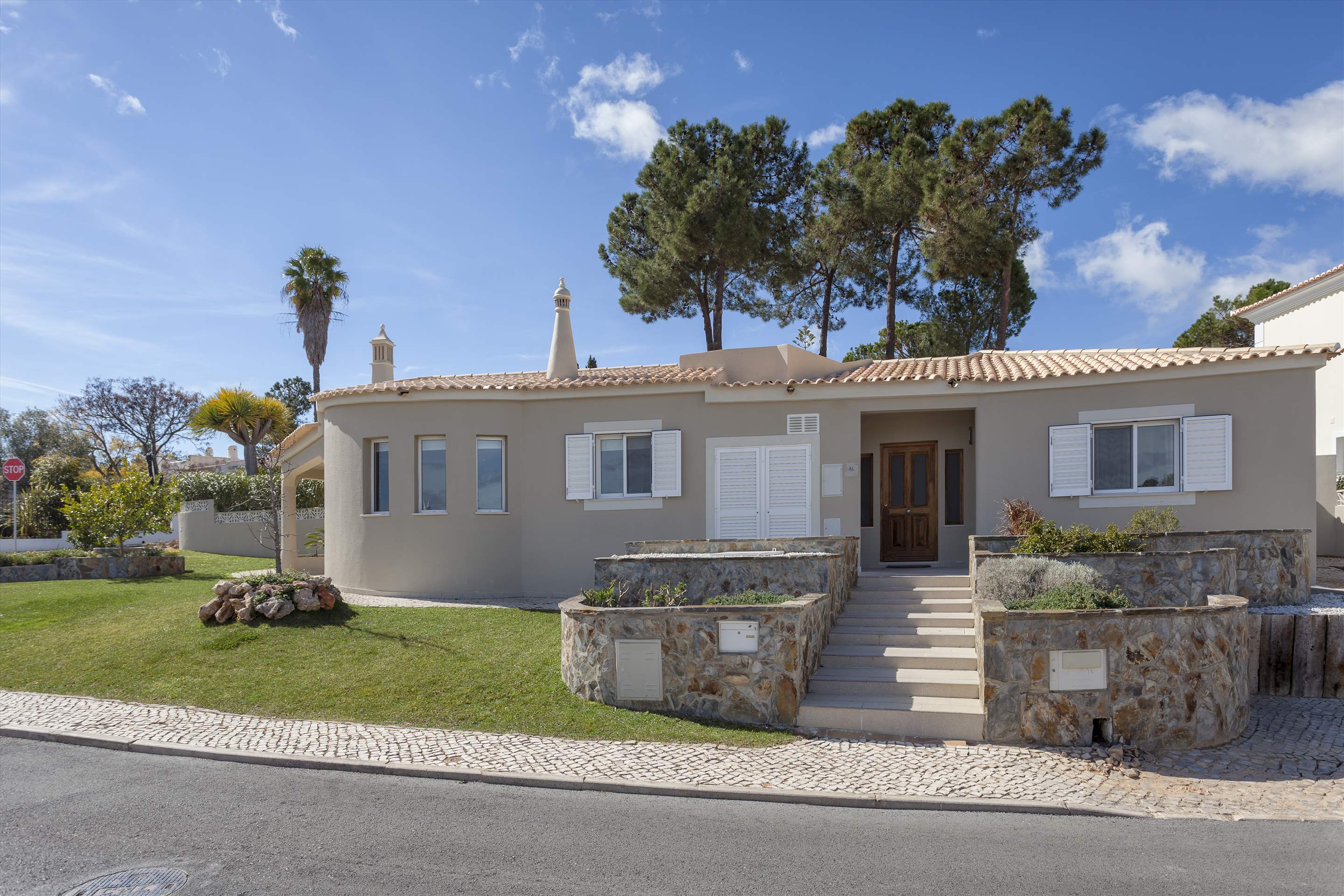 Villa Swakeleys, 4 bedroom villa in Quinta do Lago, Algarve Photo #7