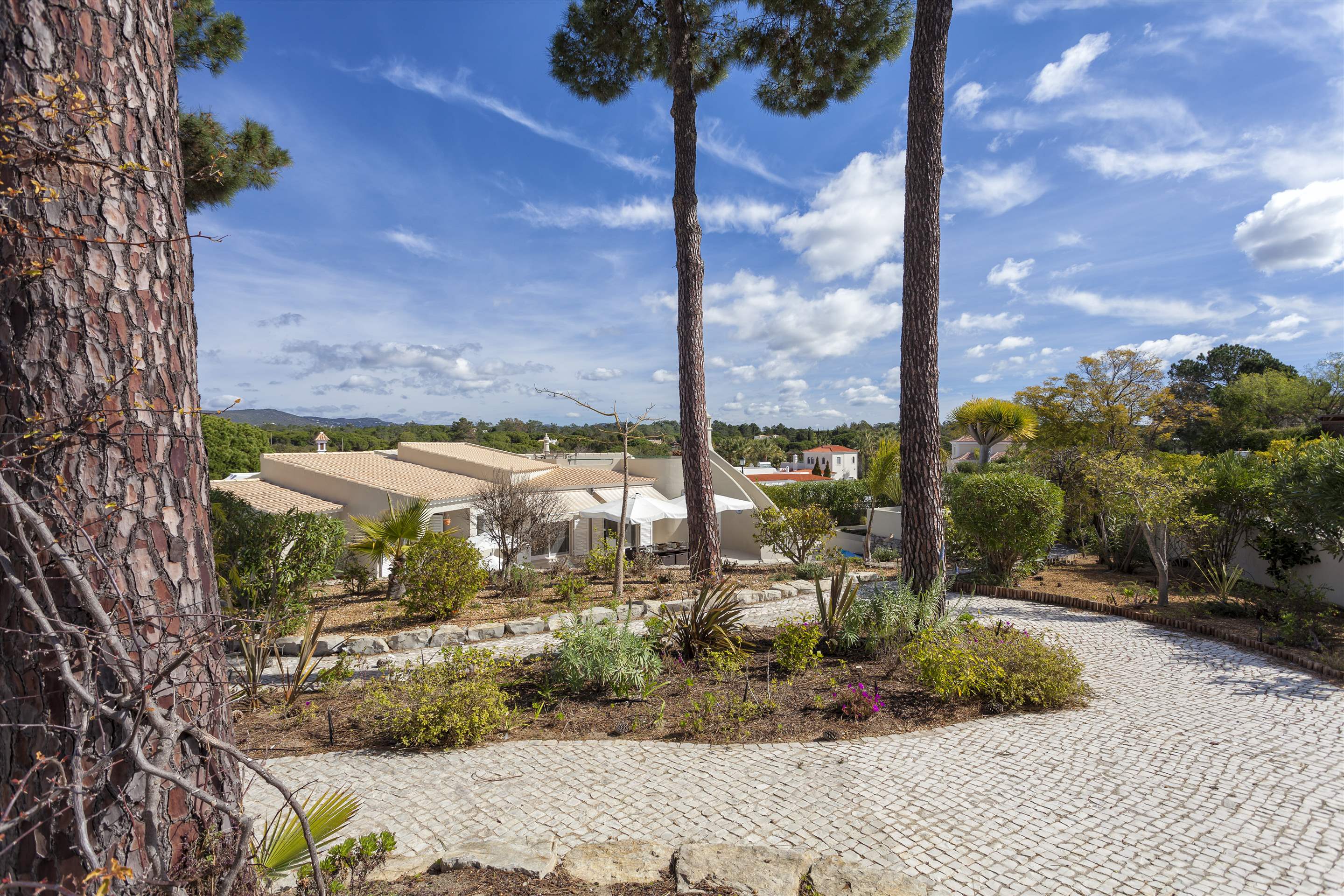 Villa Swakeleys, 4 bedroom villa in Quinta do Lago, Algarve Photo #9