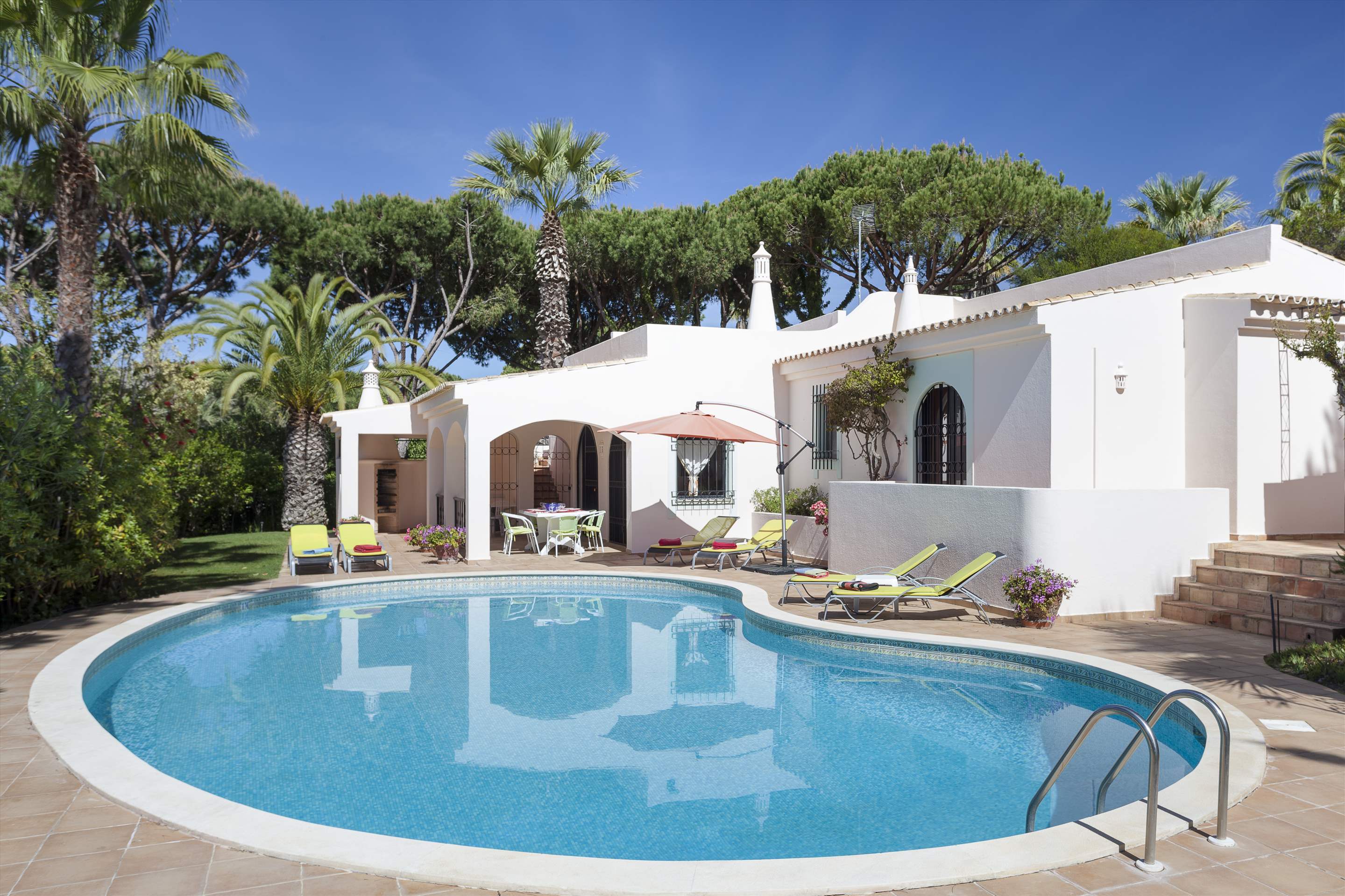 Villa Cassia, 3 bedroom villa in Dunas Douradas, Algarve Photo #1