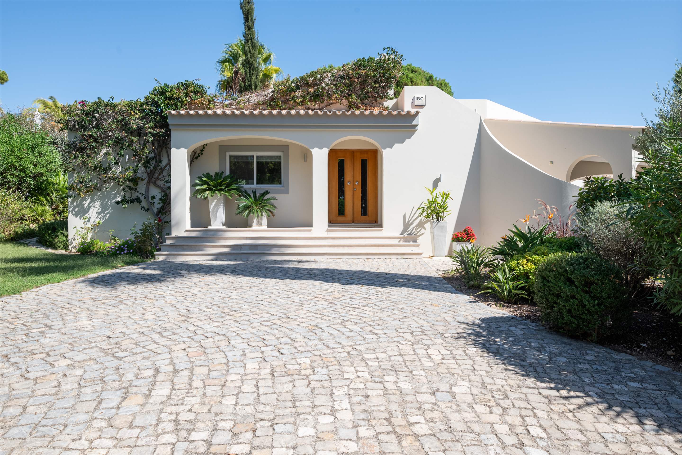 Villa Hermione, 4 bedroom villa in Dunas Douradas, Algarve Photo #1