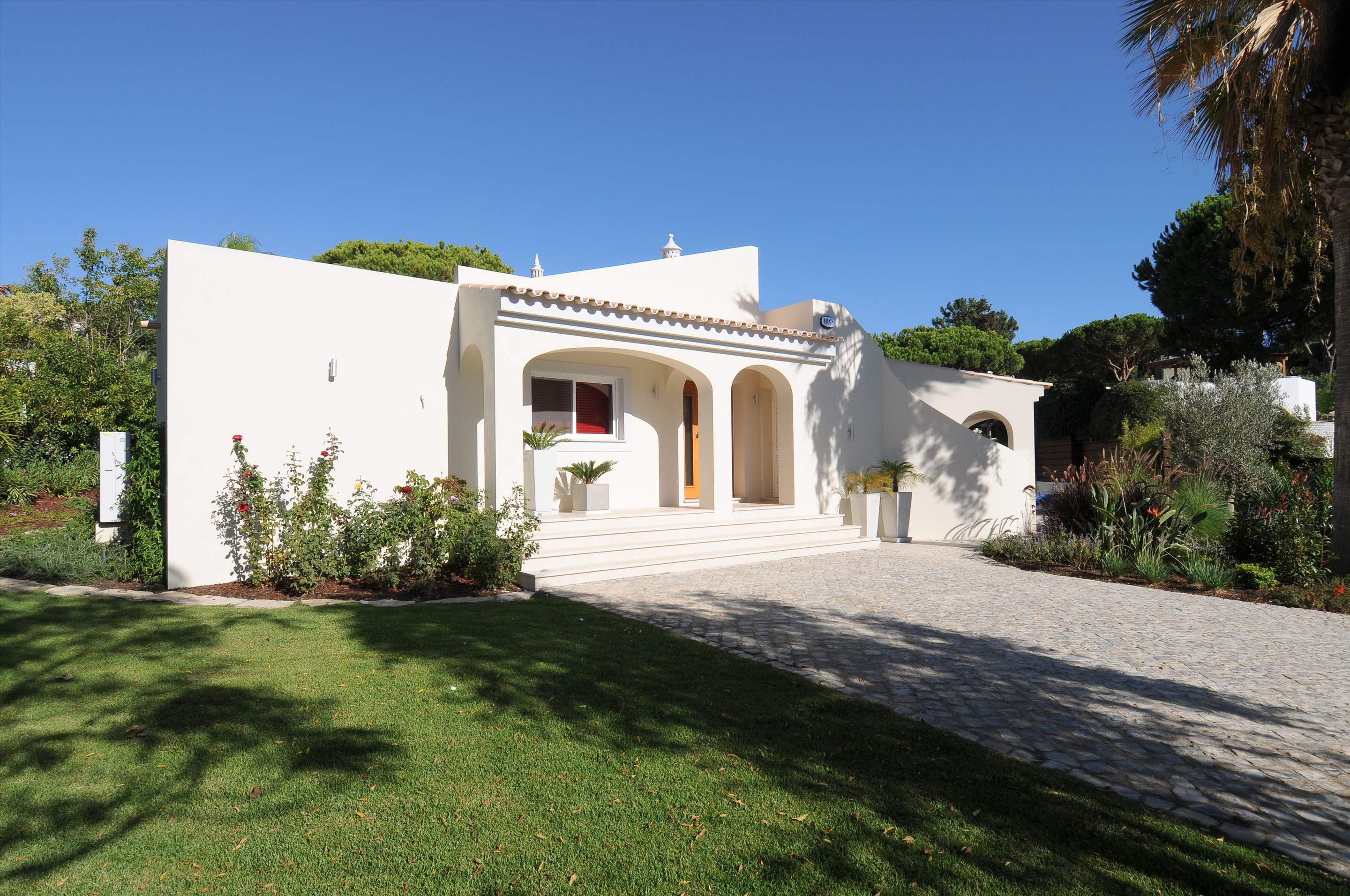 Villa Hermione, 4 bedroom villa in Dunas Douradas, Algarve Photo #10